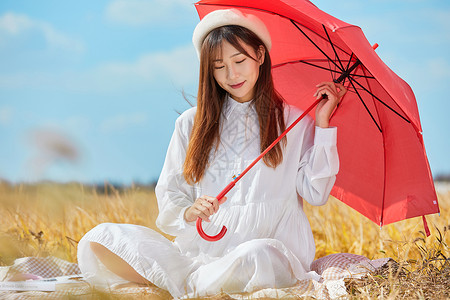 文艺美女手撑红色雨伞图片