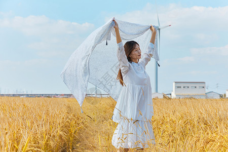 文艺清新美女走在田野背景图片