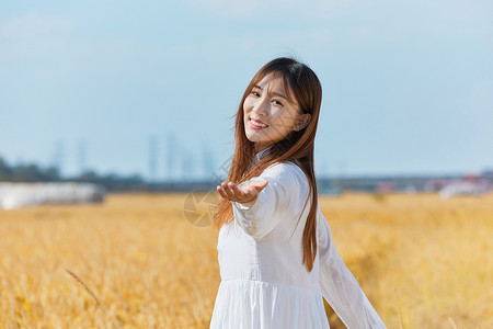 文艺清新美女走在田野图片