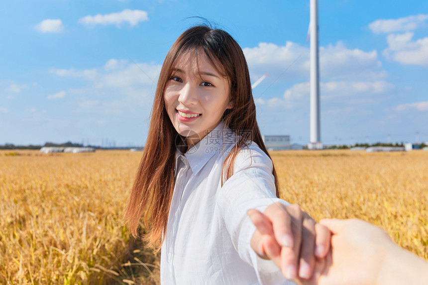 文艺美女牵手旅行图片