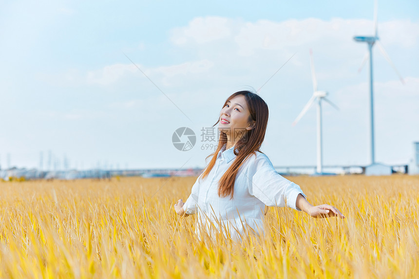 文艺清新美女走在田野图片