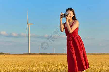 文艺美女拿相机拍照图片