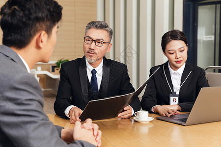 青年男性求职面试老板发问图片