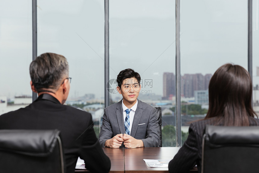 青年男性求职面试 图片