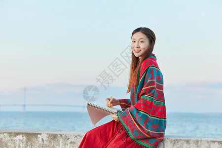 人速写文艺美女海边画画背景