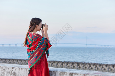 秋天的海边文艺美女海边拍照背景