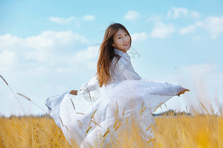 背影 写真文艺美女田野里奔跑背景