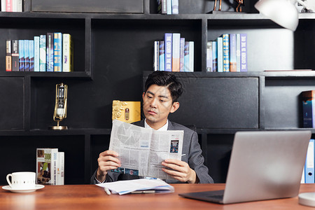 商务男性办公室读报纸背景图片