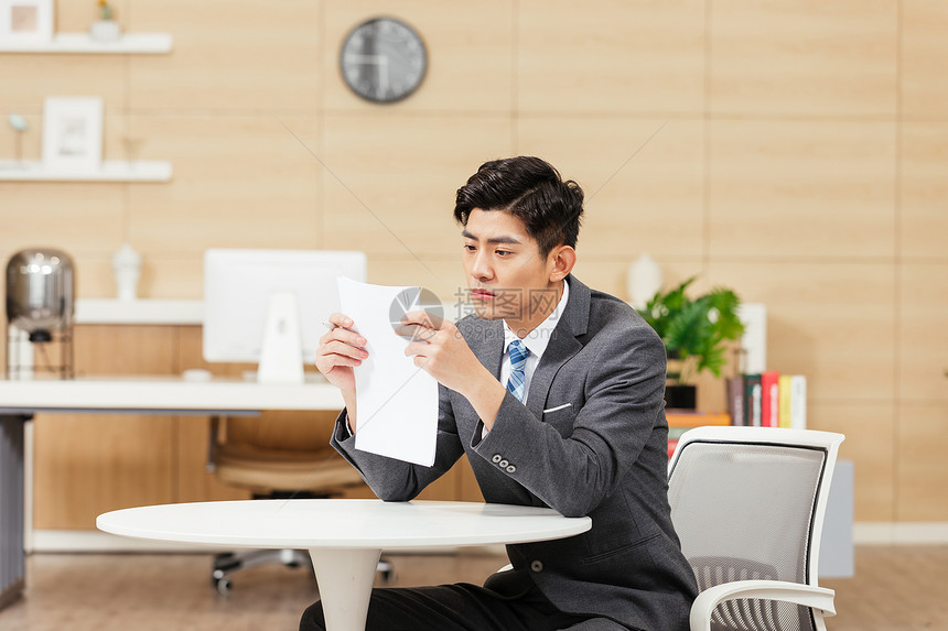 求职男性填写表格图片