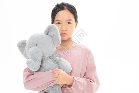 难过的女孩抱着玩具小象高清图片