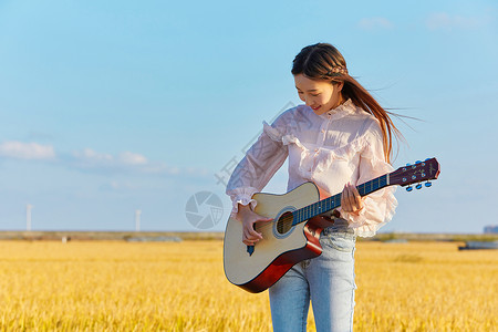 文艺美女弹吉他背景图片