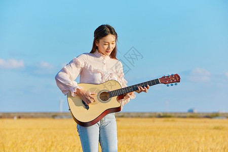 文艺美女弹吉他图片