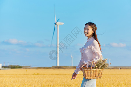 年轻美女手拿花篮高清图片