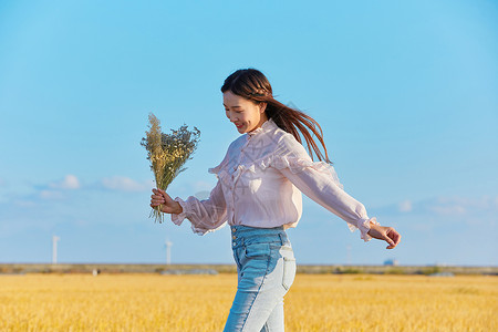 文艺美女走在田埂上图片