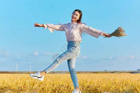 走在沙漠上的人文艺美女走在田埂上背景