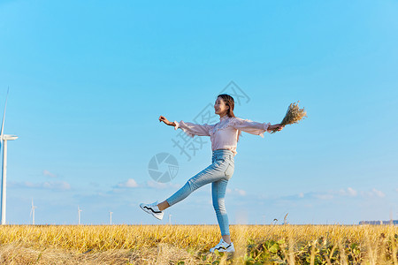 走在沙漠上的人文艺美女走在田埂上背景