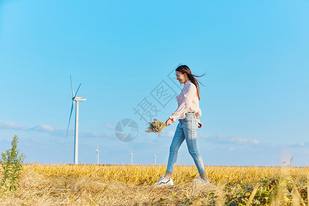 走在沙漠上的人文艺美女走在田埂上背景