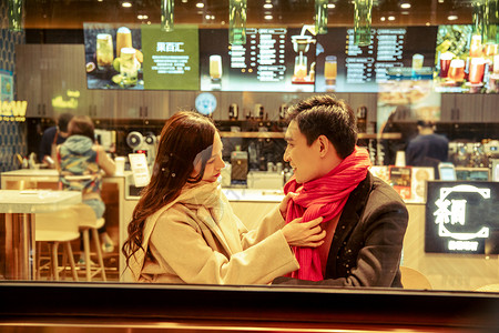 咖啡店橱窗内的冬季情侣图片