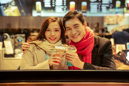 女冬装咖啡店橱窗内的冬季情侣背景