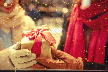 美丽圣诞橱窗情侣约会送礼物特写背景
