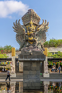 保护神巴厘岛神鹰广场雕像背景