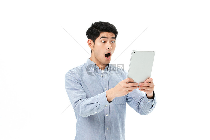青年男性看平板电脑图片