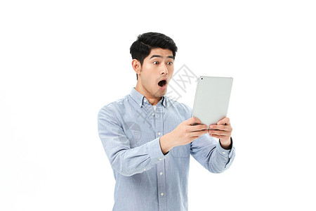青年男性看平板电脑高清图片