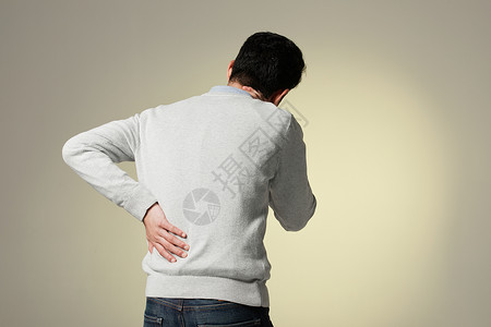 腰背疼痛青年男性身体不适的背影背景