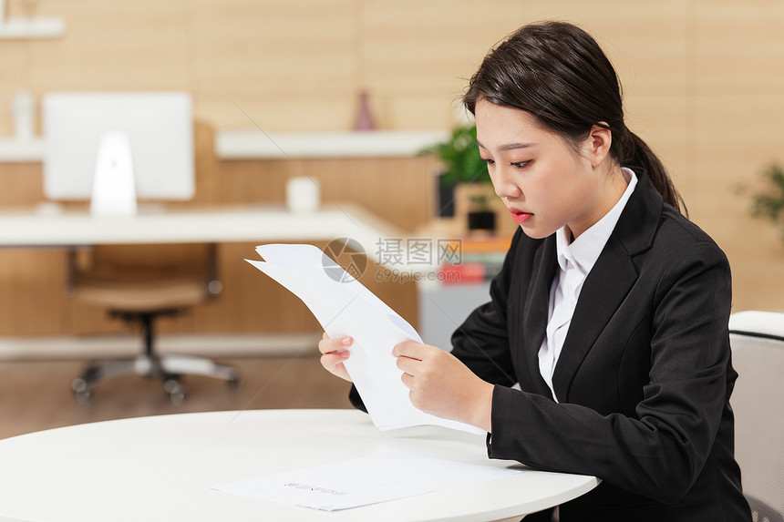 求职女性填写面试表格图片