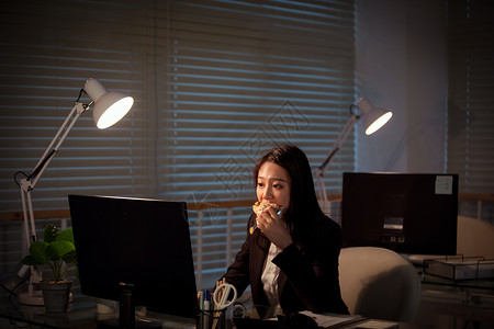 办公餐职场女性深夜加班吃三明治背景