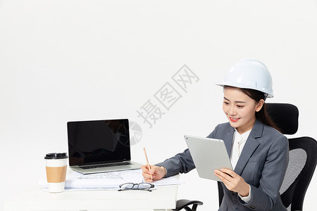 女性工程师拿平板电脑办公背景图片
