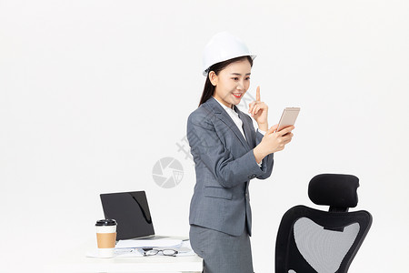 女性建筑工程师看手机背景