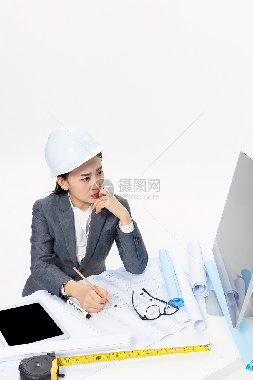 女性工程师设计建筑图纸图片