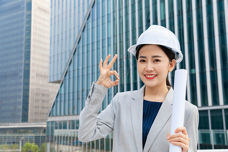 女性建筑工程师户外拿图纸图片