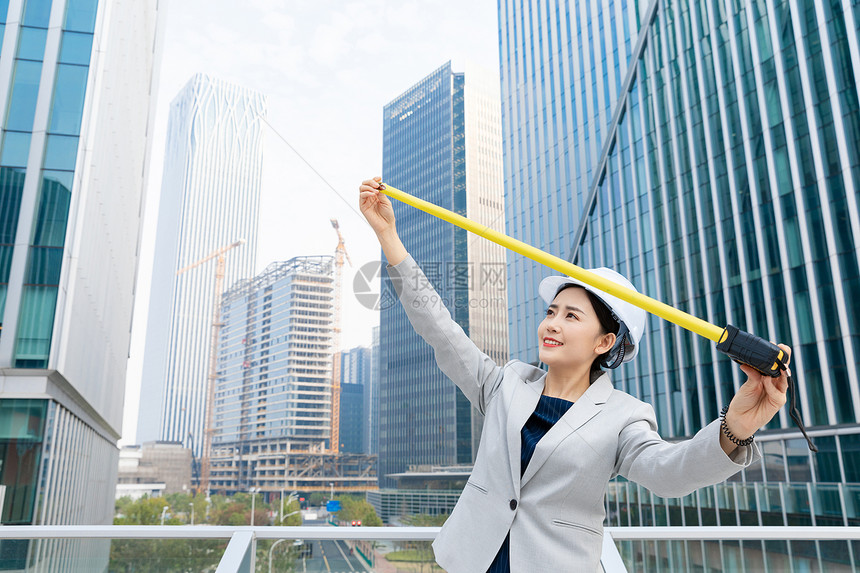 女性建筑工程师美女拿尺子测量图片