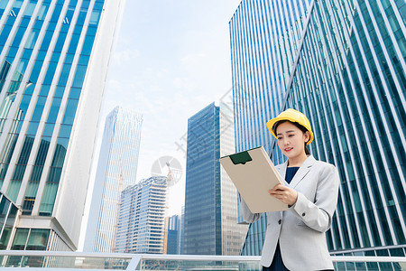 女性建筑工程师美女户外办公图片