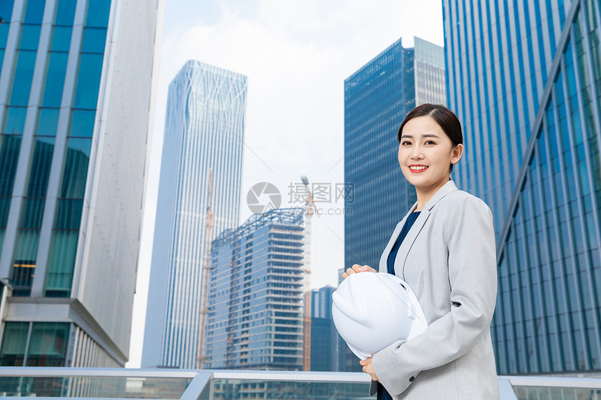 女性建筑工程师美女拿安全帽图片