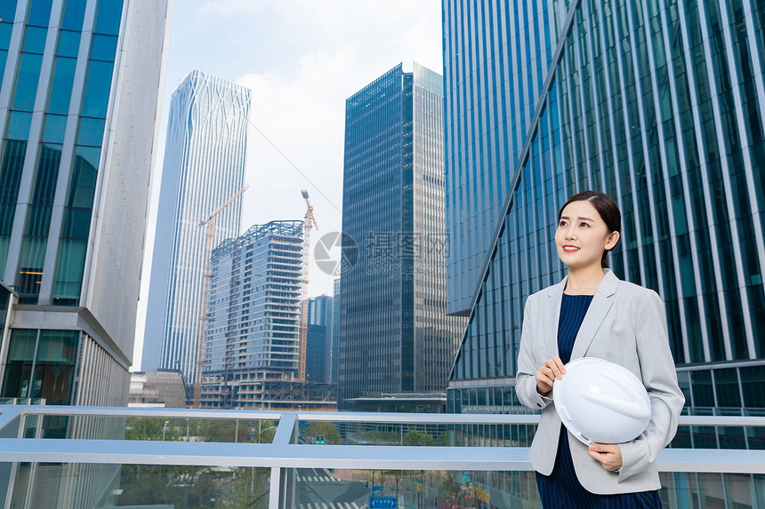 女性建筑工程师美女拿安全帽图片