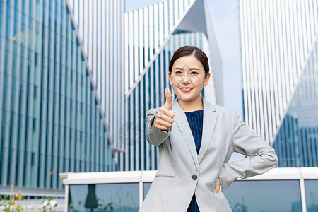 自信的商务白领女性形象点赞图片