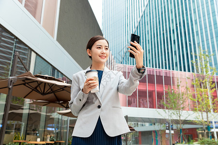 商务职业女性在户外视频通话图片