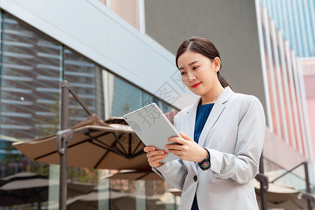 商务职业女性在户外办公图片