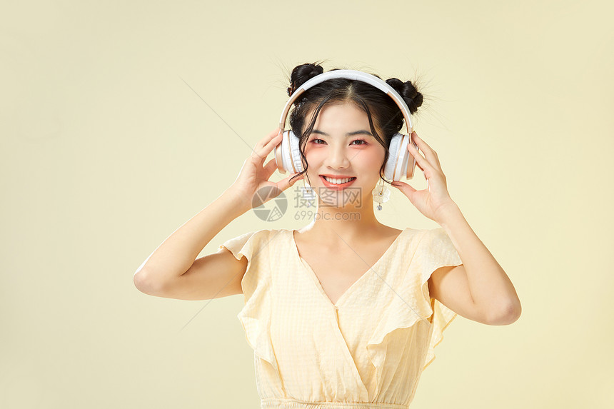 可爱女生戴耳机听音乐图片