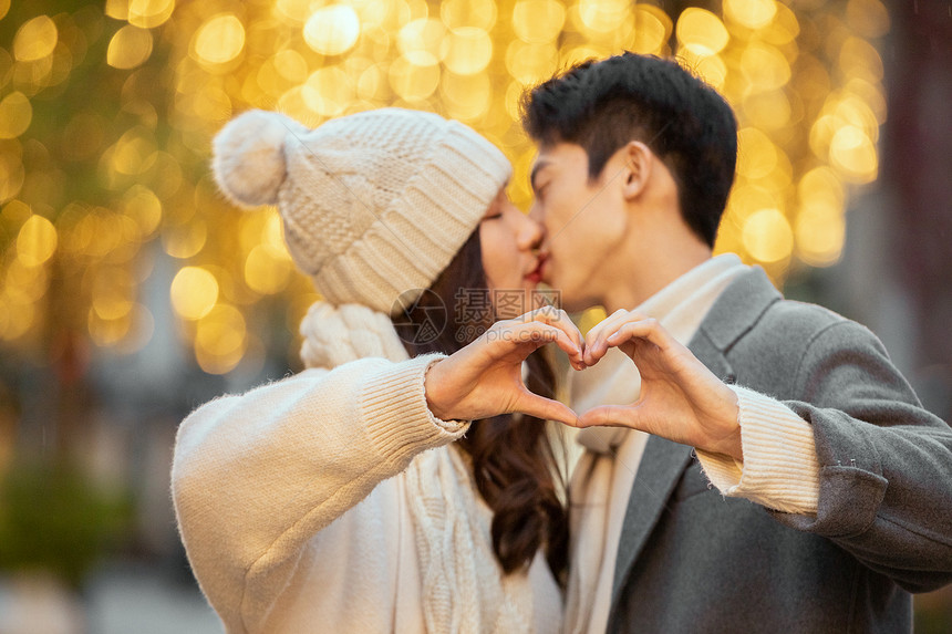 冬季情侣光斑下接吻比爱心图片