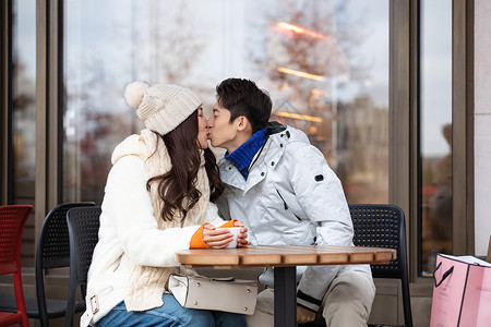 冬季情侣街头接吻背景图片