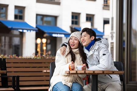 冬季情侣相拥喝下午茶背景图片