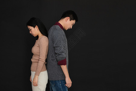 夫妻背靠背争吵：冷暴力下的亚洲情感破裂图片
