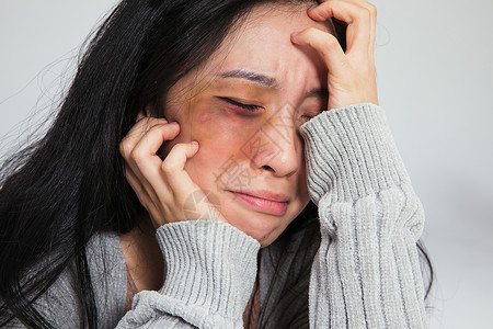 流泪特写被家暴的女人满脸淤青背景