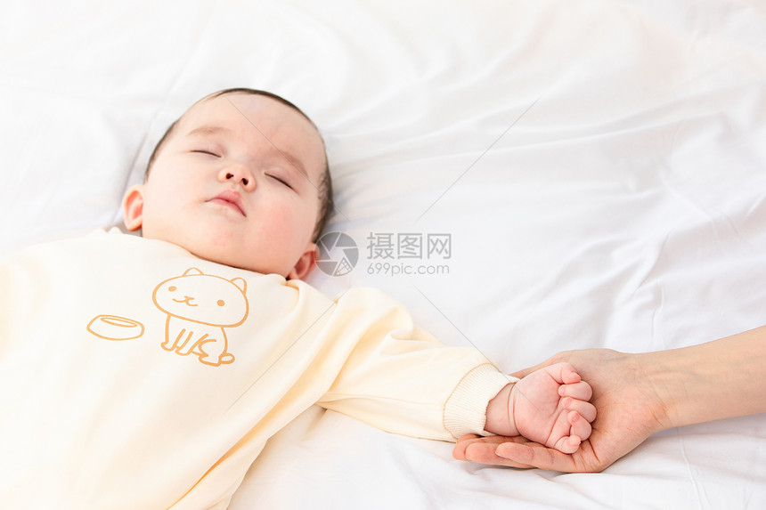 妈妈用手托着睡觉宝宝的手图片