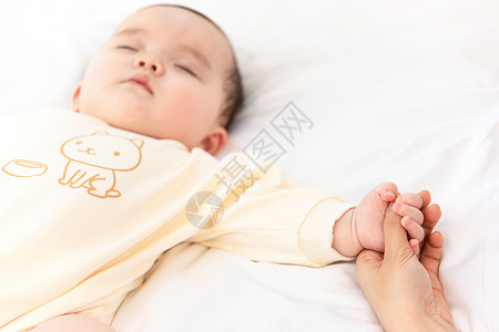 拉手风琴的女孩宝宝睡觉拉着妈妈的手背景
