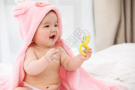 粉色半袖的男孩婴儿玩玩具背景